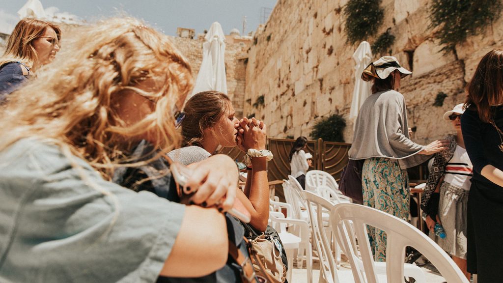 christian-women-tourists-praying-at-the-western-wall